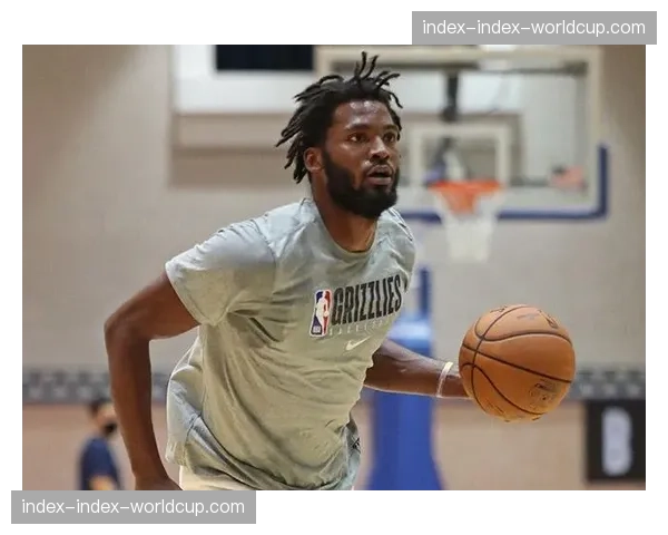 聚焦:因伤赛季报销,鹈鹕新星丹尼尔斯在替补席上为队友助威 聚焦:因伤赛季报销,鹈鹕新星丹尼尔斯在替补席上为队友助威